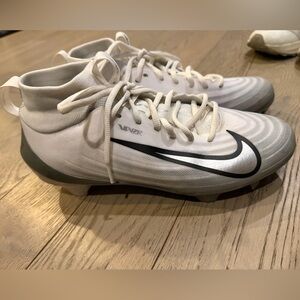 Nike Men’s White and Black Vapor Pro1 Football Cleats